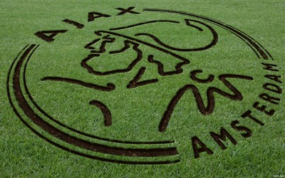 小鸟体育精华-C罗任意球划出诡异弧线